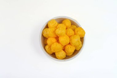 Beyaz arka planda izole edilmiş mısır topları