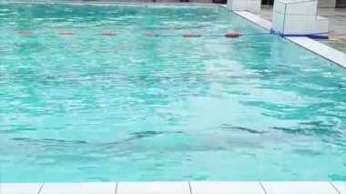 Mavi yüzme havuzu su yüzeyi ve dalgalanma dalgası.