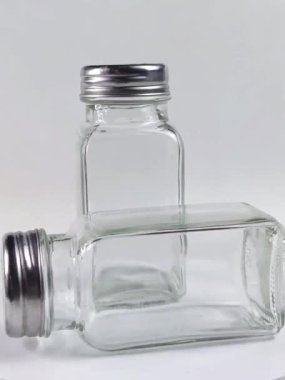 Baharat için boş cam kavanozlar beyaz arkaplanda izole edilmiş