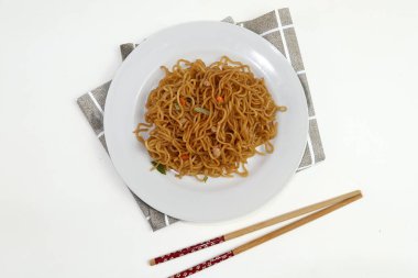 Lezzetli kızarmış erişte, beyaz tabakta servis edilir..