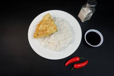 Soya soslu sıcak omlet pilavı.