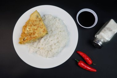 Soya soslu sıcak omlet pilavı.