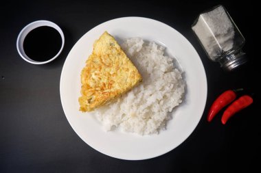 Soya soslu sıcak omlet pilavı.