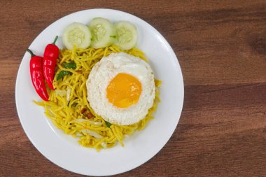 Bir tabak Bakmie Goreng Jowo veya Java usulü kızarmış erişte..