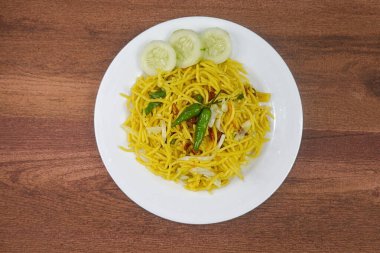 Bir tabak Bakmie Goreng Jowo veya Java usulü kızarmış erişte..