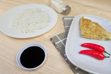 Soya soslu sıcak omlet pilavı.