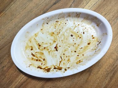 Ahşap masada kirli tabak. Üst görünüm kapat.