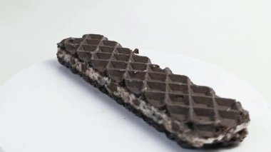 Beyaz arka planda çikolatalı vanilyalı waffle.