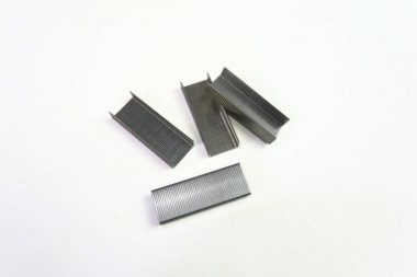 Beyaz arkaplanda keskin metal zımba doldur