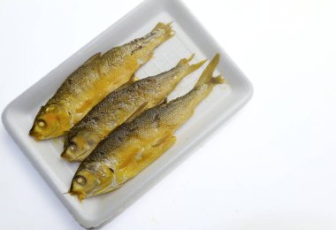 Köpük tablasında süt balığı. Geleneksel Endonezya gıda koruma tekniği. Basit, kırsal bir sunum, doğal tatların altını çizmek. Süt Balığı Presto.