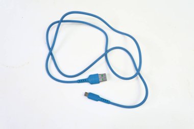 Beyaz arkaplanda USB ve mikro USB bağlantısına sahip mavi kablo