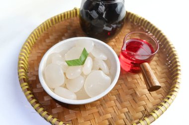 Kolang-kaling veya şeker palmiye meyvesi parlak ve parlak bir dokuya sahiptir, Ramadhan zamanında takjil için popüler, genellikle siyah çimen jölesi ve kırmızı şurupla servis edilir..