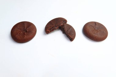 Beyaz üzerine izole edilmiş çikolatalı kurabiyeler. Boşluğu kopyala.