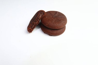 Beyaz üzerine izole edilmiş çikolatalı kurabiyeler. Boşluğu kopyala.