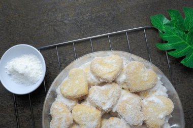 Kue Putri Salju tatlı hilal şeklinde vanilyalı kurabiyelerdir ve şekerle kaplıdır. Bayram kutlamaları için Endonezya kekleri.