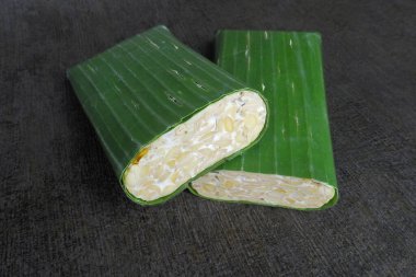 Tempeh ya da tempe, geleneksel Endonezya yemekleri mayalanmış soya fasulyesinden yapılır. Genellikle muz yapraklarına sarılır..