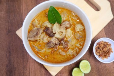 Keçi köri geleneksel Endonezya yemeğidir. Kuzu veya keçi etinden yapılır. Baharatlı, sarımsı köri sosunda pişirilir..