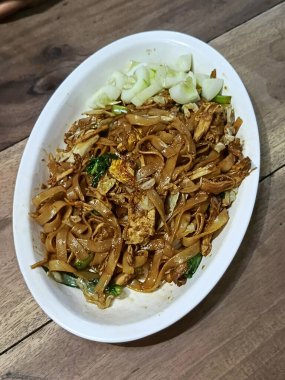 Kwetiaw veya Kwetiau, Tavuklu Kızarmış Erişte, Köfte ve Çeşitli Sebzeler. Endonezya 'da popüler Çin yemekleri