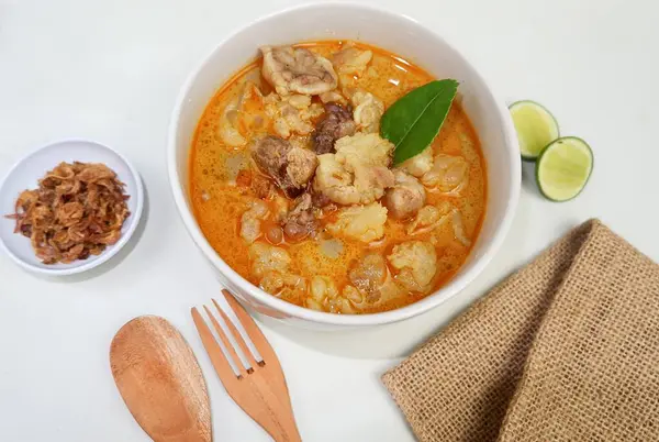 Keçi köri geleneksel Endonezya yemeğidir. Kuzu veya keçi etinden yapılır. Baharatlı, sarımsı köri sosunda pişirilir..