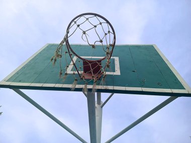 Basketbol potası mavi gökyüzüne karşı