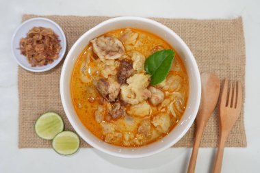 Keçi köri geleneksel Endonezya yemeğidir. Kuzu veya keçi etinden yapılır. Baharatlı, sarımsı köri sosunda pişirilir..