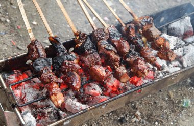 Sate ya da Satay 'ın üst görüntüsü, Endonezya' dan geleneksel yiyecekler kızgın kömürle kızartılıyor.