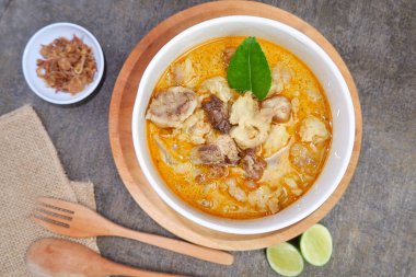 Keçi köri geleneksel Endonezya yemeğidir. Kuzu veya keçi etinden yapılır. Baharatlı, sarımsı köri sosunda pişirilir..