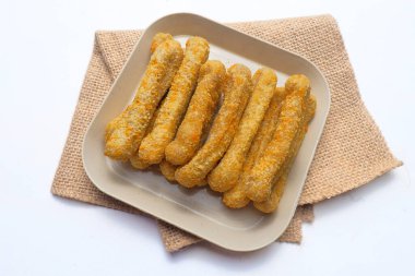 Beyaz arka planda çıtır tavuk nuggetları