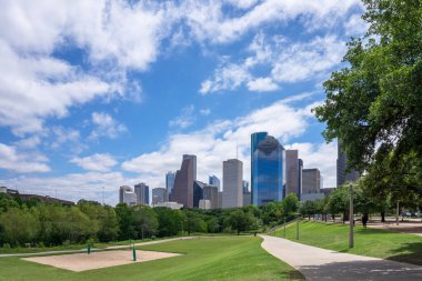 Houston, Teksas, ABD, 21 Nisan 2024: Buffalo Bayou halk parkı ve dinlenme alanının bir parçası olan Eleanor Tinsley Park 'tan Houston şehrinin ufuk çizgisi.