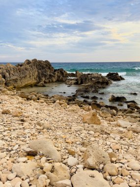 Okyanus Dalgaları Sunset 'te Ezen Rocky Shoreline