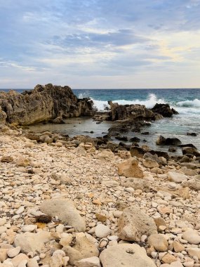 Rocky Shoreline ve Okyanus Dalgaları Kayalara Karşı Çarpışıyor