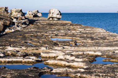 Baltık Denizi kıyısındaki eski taşlı iskele.