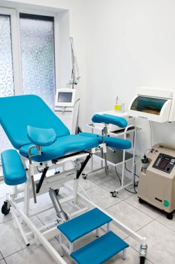 Ameliyat ve muayeneler için ekipmanların olduğu bir tıbbi oda.