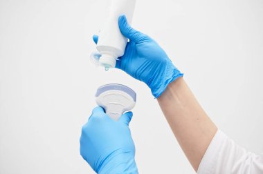 Yakın plan - bir doktorun elinde ultrason dönüştürücü tutarken görüntüsü