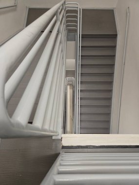 Şehirde merdiven var.