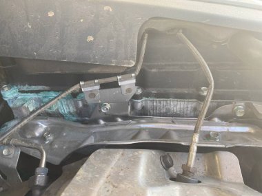 Su soğutucu sıvısının motor motorunda sızıntı izleri var. Silindir başında kirli su soğutucu lekeleri var.