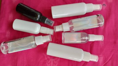 Etiketsiz sprey şişenin fotoğrafı. Kendi tasarım ve etiketinizle ürün veya ürün tanıtımı için fotoğraf ya da şişe resmi arayanlarınız için 60 ya da 100 ml uygun.
