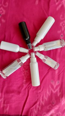 Etiketsiz sprey şişenin fotoğrafı. Kendi tasarım ve etiketinizle ürün veya ürün tanıtımı için fotoğraf ya da şişe resmi arayanlarınız için 60 ya da 100 ml uygun.