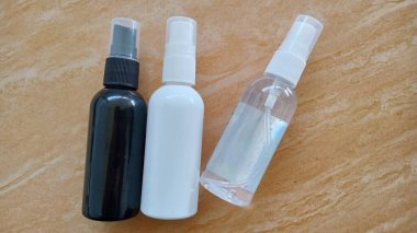 Etiketsiz sprey şişenin fotoğrafı. Kendi tasarım ve etiketinizle ürün veya ürün tanıtımı için fotoğraf ya da şişe resmi arayanlarınız için 60 ya da 100 ml uygun.