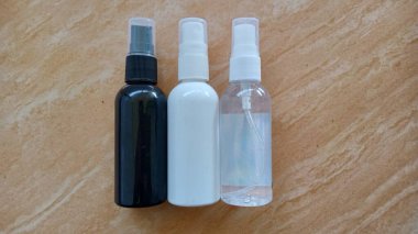 Etiketsiz sprey şişenin fotoğrafı. Kendi tasarım ve etiketinizle ürün veya ürün tanıtımı için fotoğraf ya da şişe resmi arayanlarınız için 60 ya da 100 ml uygun.