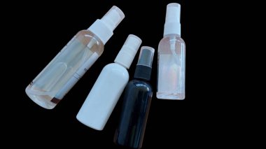 Etiketsiz sprey şişenin fotoğrafı. Kendi tasarım ve etiketinizle ürün veya ürün tanıtımı için fotoğraf ya da şişe resmi arayanlarınız için 60 ya da 100 ml uygun.