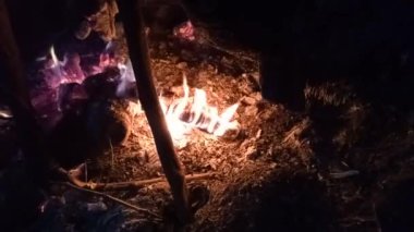 Ateş bir yığın kuru odun yakıyor.