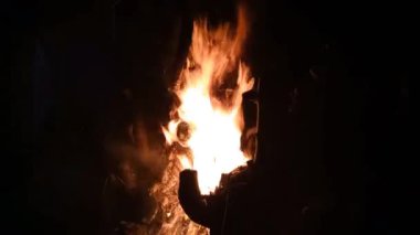 Ateş bir yığın kuru odun yakıyor.