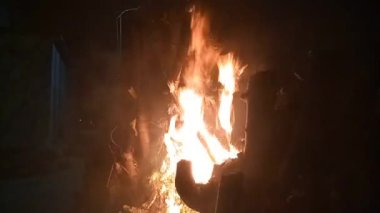 Ateş bir yığın kuru odun yakıyor.