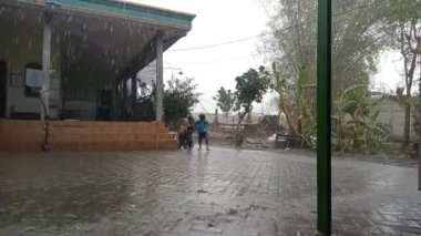 Şiddetli yağmur, uzun bir kurak mevsim olduğunda beklediğimiz şeylerden biri de yağmurdur, böylece bitkiler ve hayvanlar büyür ve hatta insanlar bile yağmurun gelişinden mutlu olurlar, çünkü yağmur yeterince uzun zamandır devam ediyor..