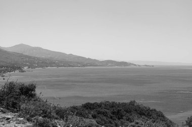Girit Denizi manzarası, Preveli Sahili ve yaz mevsiminde siyah beyaz dağların manzarası