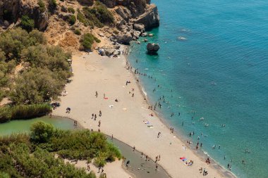 Preveli Sahili, Girit, Yunanistan - 18 Temmuz 2024: Girit Denizi 'nde insanlar, Preveli Sahili yaz mevsiminde