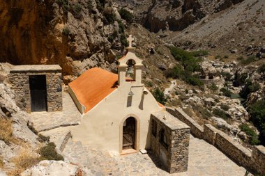 Girit, Yunanistan - 18 Temmuz 2024: Nikolas Kilisesi Kourtaliotiko Boğazı 'na yürüyüş yolunda