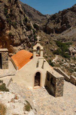 Girit, Yunanistan - 18 Temmuz 2024: Nikolas Kilisesi Kourtaliotiko Boğazı 'na yürüyüş yolunda