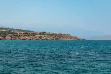 Rethymno, Girit, Yunanistan - 18 Temmuz 2024: Rıhtıma bakan şehir manzarası